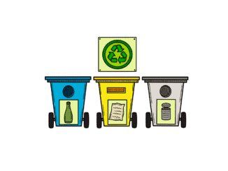 Materiais recicláveis separados em lixeiras de cores diferentes para coleta seletiva, promovendo sustentabilidade e preservação ambiental.