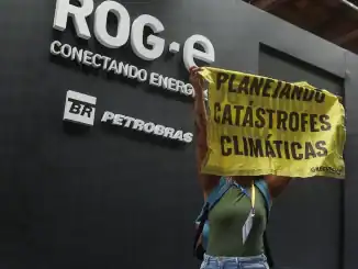 Protesto contra mudanças climáticas e catástrofes ambientais diante do estande da Petrobras na feira Ambiental Mercantil.