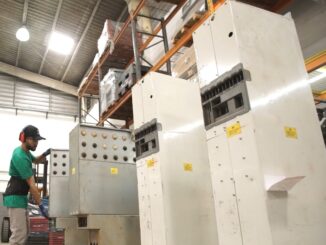 Interruptor de alta potência em ambiente industrial para proteção elétrica em instalações comerciais e industriais.