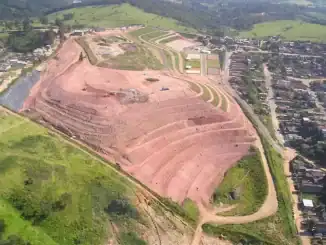 Montanhas sendo niveladas para construção de infraestrutura urbana em uma área de crescimento consciente, promovendo desenvolvimento sustentável e preservação ambiental.