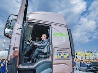 Veículo de transporte de energia sustentável, destaque para caminhão com propulsão limpa, promovendo inovação e tecnologias ambientais.