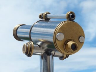 Varejista de metal com lente para observaçãp ambiental, ligada ao controle de poluição e fiscalização ambiental.