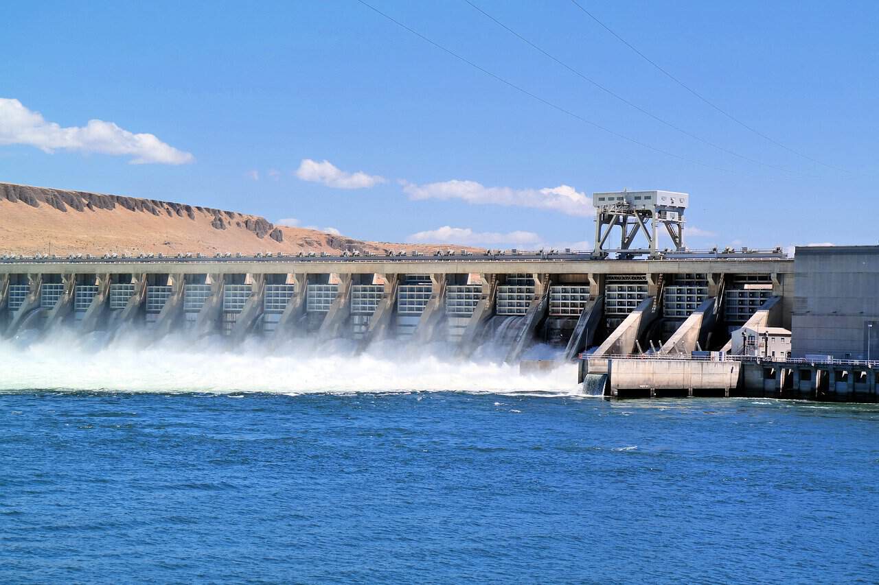 Usina hidrelétrica em funcionamento, gerando energia limpa e sustentável no Brasil. A barragem destaca-se pela produção de energia renovável, contribuindo para o desenvolvimento sustentável do país.