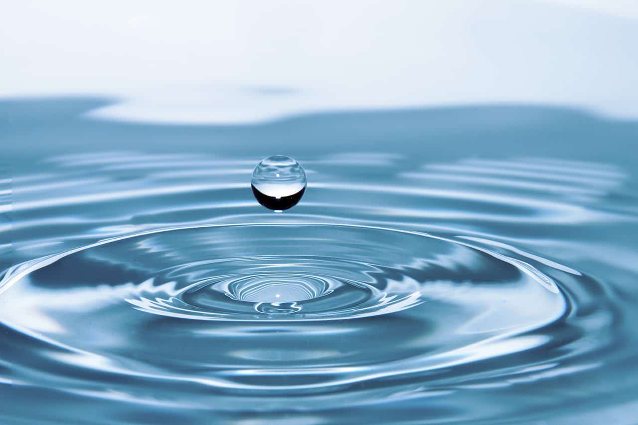 Gota de água em movimento, ondas na água, impacto de gota na superficie, recursos hídricos, preservação ambiental.