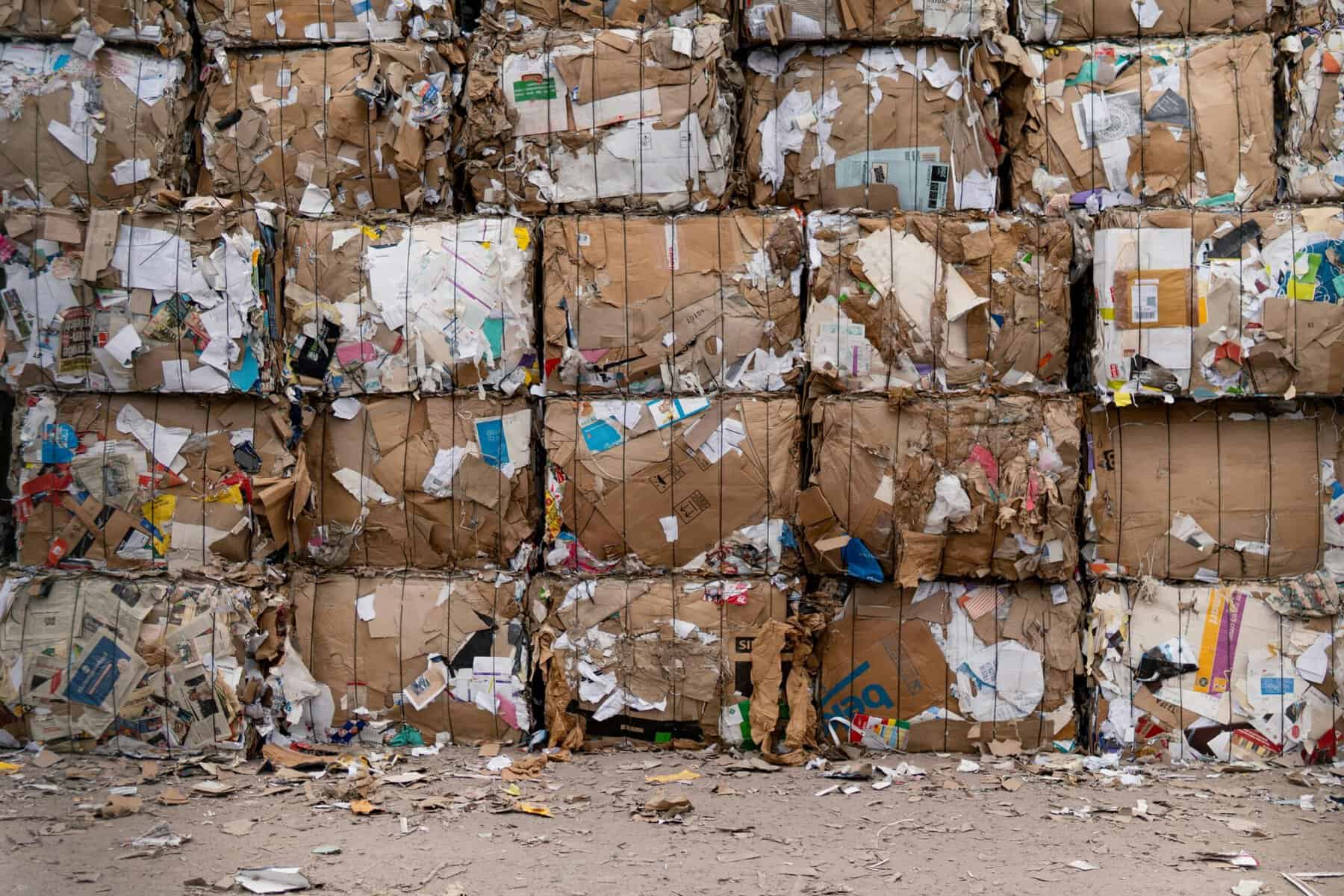 Pilhas de papelão reciclado empilhadas para reciclagem, materiais de descarte de papel, gestão sustentável de resíduos sólidos, conceito de economia circular e cuidado ambiental, ambiental mercantil.