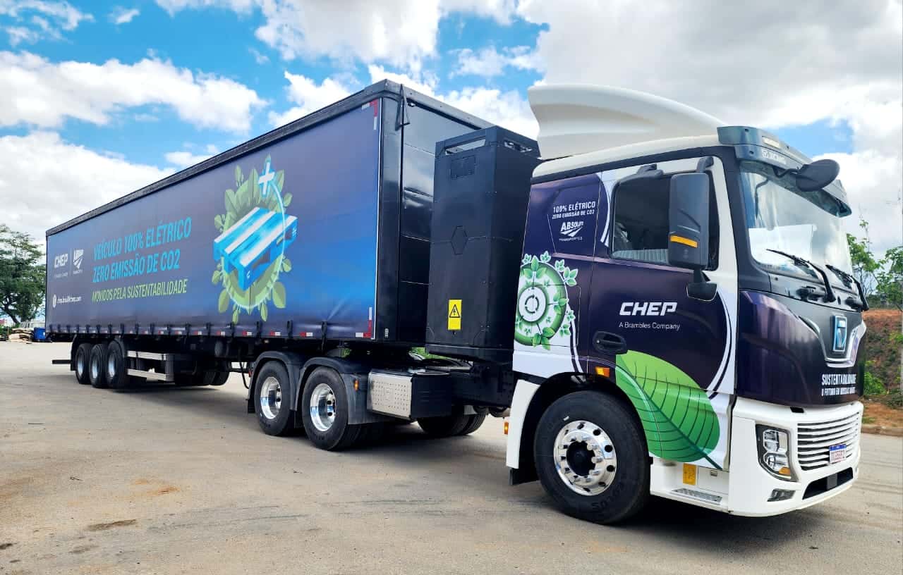 Veículo elétrico de grande porte para transporte sustentável de CO2, promovendo inovação e sustentabilidade ambiental.