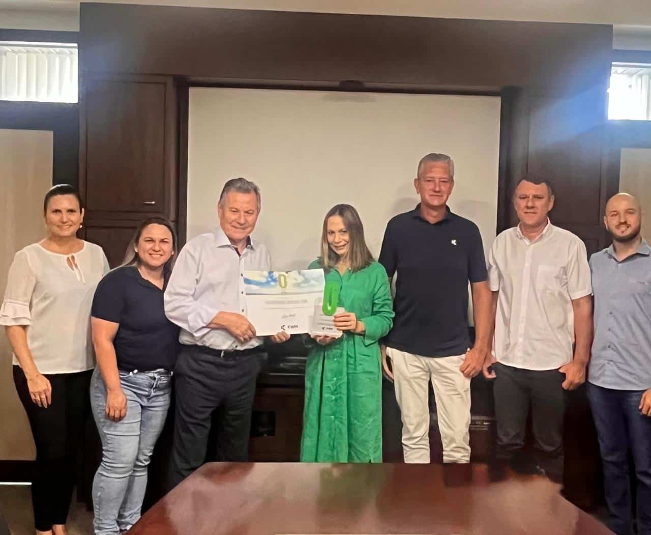 Diplomação ambiental mercantil sendo entregue em cerimônia com equipe reconhecida por sustentabilidade e responsabilidade ambiental no Brasil.