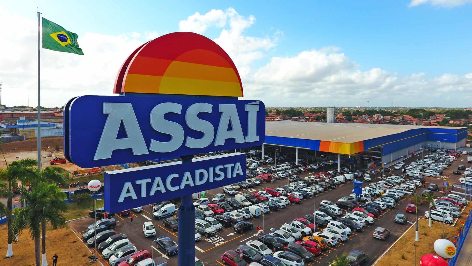 Assaí Atacadista na cidade, grande loja de atacado e varejo com amplo estacionamento e fachada colorida, oferecendo variedade de produtos para empresas e consumidores.