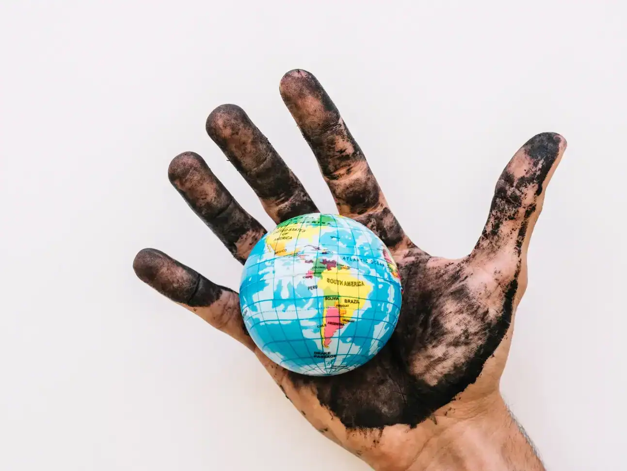 Terra, mundo, planeta, mão com terra, mão suja, sustentabilidade, preservação ambiental, educação ambiental, conscientização ecológica, ambientalmente responsável, cuidado com o meio ambiente, água, ecologia, proteção ambiental, globalização, responsabilidade socioambiental.