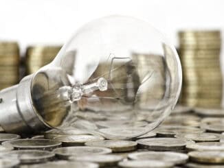 Bocal de vidro vazio sobre pilhas de moedas de ouro, simbolizando economia sustentável e inovação financeira.