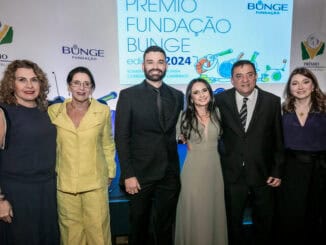 Premiação ambiental com representantes no evento da Fundação Bunge, celebrando inovação e sustentabilidade em 2024.