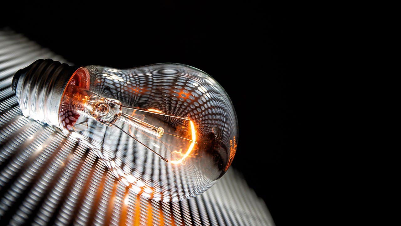 Sustentabilidade, eficiência energética, inovação tecnológica, iluminação de LED, eletricidade inteligente, fontes renováveis, economia de energia, energia limpa, tecnologia sustentável, futuro energético.