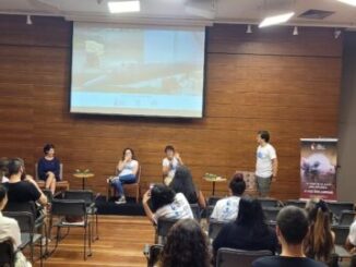 Painel de discussão e palestra em ambiente corporativo, promovendo consciência ambiental e sustentabilidade, com participantes e palestrantes envolvidos em evento do setor ambiental.