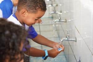 Lavador de mãos em escola, higiene e saúde infantil, conscientização sobre limpeza e meio ambiente.