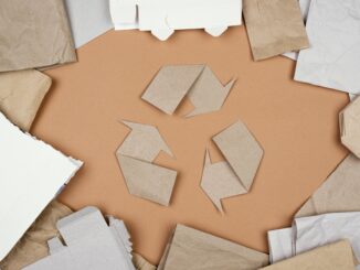 Reciclagem de papel e papelão com peças rasgadas e embalagens de papelão no centro, promovendo sustentabilidade e conscientização ambiental.