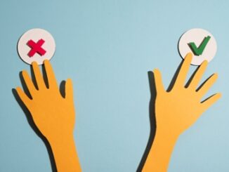 Mãos de diferentes cores segurando sinais de aprovação e reprovação, simbolizando decisão e responsabilidade ambiental.