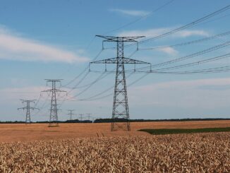 Linhas-de-transmissao-de-energia-entre-campo-de-trigo-e-céu-azul-ambiental-mercantil.