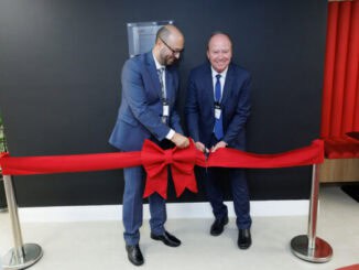Corte de fita em inauguração de evento empresarial ambiental, destacando parceria e comprometimento com sustentabilidade e negócios verdes.