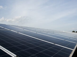 Painel solar de alta eficiência em instalação fotovoltaica ao ar livre recarregável de energia renovável para sustentabilidade ambiental.