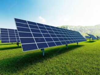 Painéis solares instalados em campo aberto promovendo energia renovável e sustentabilidade ambiental.