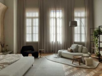 Sofá de estar elegante com cortinas e iluminação natural, design de interiores moderno, espaço confortável para descanso e socialização, ambiente acolhedor e bem decorado, ideias de decoração residencial ambiental mercantil.