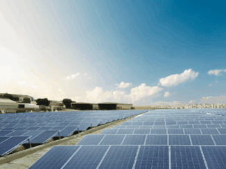 Painéis solares instalados em grande escala, promovendo energia limpa e sustentável.