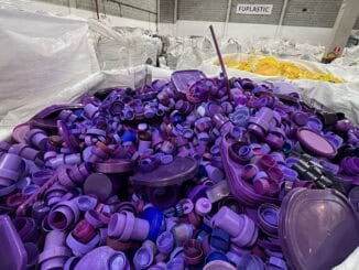 Lavagem e reciclagem de tampas plásticas de garrafas PET, destacando a importância do gerenciamento de resíduos para sustentabilidade ambiental.