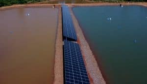 Captação de água de diferentes fontes com painéis solares fotovoltaicos para uso sustentável e energia renovável. Tecnologia ambientalmente responsável promovendo eficiência hídrica.