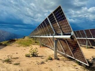 Painéis solares em campo aberto otimização de energia solar sustentável em projeto ambiental.