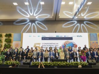 Sentimento de esperança e colaboração em evento de conferência sobre meio ambiente e sustentabilidade no Brasil, com líderes e especialistas discutindo ações para preservação ambiental.