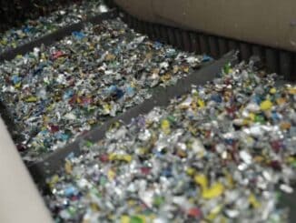 Resíduos plásticos sendo processados em uma usina de reciclagem para redução do impacto ambiental.