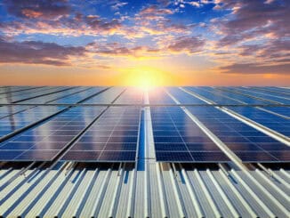 Painel solar em instalação fotovoltaica ao pôr do sol, energia solar renovável, sustentabilidade ambiental, tecnologia limpa e geração de energia sustentável, visando redução de emissões de carbono.