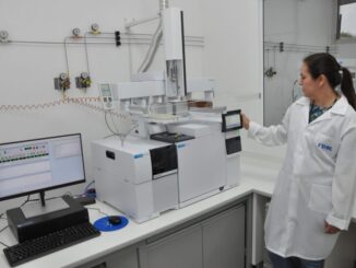 Análise de laboratório ambiental com equipamento avançado para controle de qualidade da água e solo.