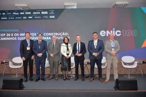 Profissionais em evento de sustentabilidade e construção civil, apresentando avanços em caminhos sustentáveis para o setor, com destaque para iniciativas e parcerias estratégicas ambientais.