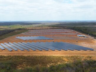 Painel solar em instalação de grande escala em área aberta, promovendo energia renovável e sustentabilidade ambiental no Brasil.