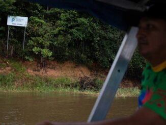 Bombeiro em barco próximo ao rio durante fiscalização ambiental na área de uso Potássio Brasil, preservação e monitoramento ambiental, proteção do meio ambiente ambiental mercantil.