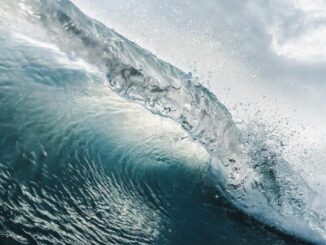 Ondas do oceano em alta velocidade, representando força natural e ecossistemas marinhos, com foco em sustentabilidade e preservação ambiental.