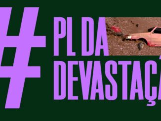 Carro destruído por cheia ou desastre natural, símbolo de destruição e os impactos ambientais.