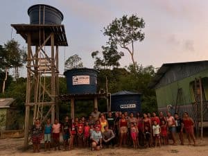 Reservatório de água em estrutura elevável para uso comunitário em área rural, promovendo acesso sustentável a recursos hídricos.