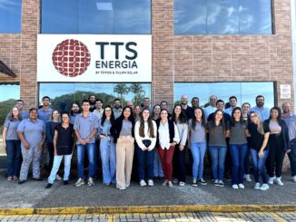 Equipe da TTS Energia reunida na frente da empresa TTS Energia, especializada em energias renováveis, sustentabilidade e soluções energéticas para o mercado ambiental.