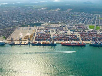 Container port e logística marítima no litoral brasileiro, destacando operações de comércio exterior e transporte de cargas.