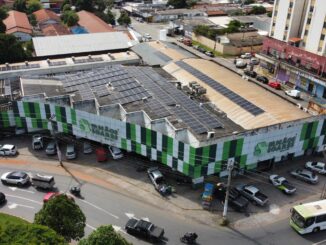 Estacionamento com painéis solares e práticas sustentáveis promovendo energia renovável e responsabilidade ambiental.