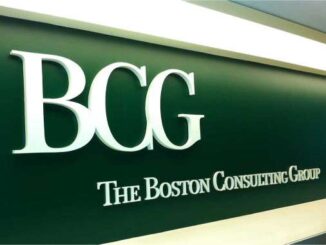 BCG The Boston Consulting Group logo na parede de escritório corporativo, foco em consultoria de negócios e sustentabilidade.