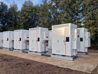 Geradores de energia renovável instalados em área ao ar livre, com foco em sustentabilidade e inovação ambiental. Equipamentos de alta eficiência, utilizados em projetos de energia limpa e sustentável.