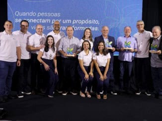 Profissionais da Ambiental Mercantil em evento de reconhecimento, celebrando o compromisso com sustentabilidade e gestão ambiental eficiente em ambiente corporativo.