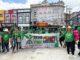 Estudantes participando de manifestação pela preservação ambiental em rua histórica, promovendo conscientização sobre sustentabilidade e valor da natureza com participação ativa na cidade.