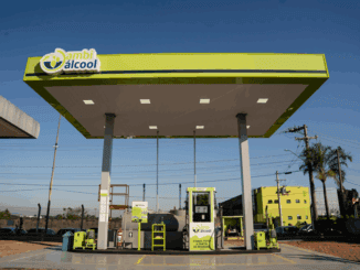 Abastecedora de combustível com estação de recarga de veículos elétricos, destacando sustentabilidade e tecnologia verde no setor de energia.