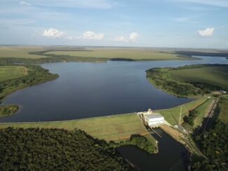 Reservatório de água em área rural, infraestrutura para gestão de recursos hídricos, paisagem natural, ambientais e sustentáveis, foco em soluções ambientais e ambientais mercantis.