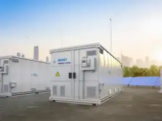 Energy storage container para sistemas de energia renovável e sustentável em rooftop de cidade moderna.