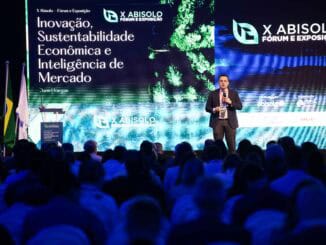 Inovação sustentável e inteligência de mercado no evento X Abisolo Fórum e Exposição com público e painel de destaque.